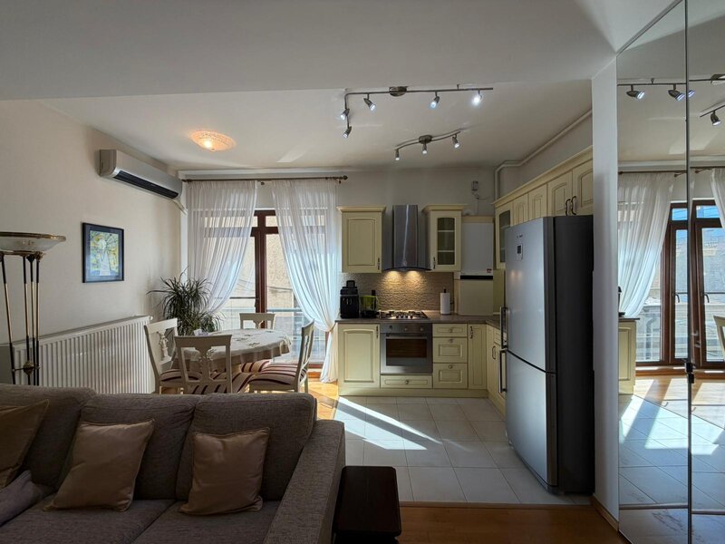 Arcul de Triumf, Herastrau, 2 camere, bloc 2006.