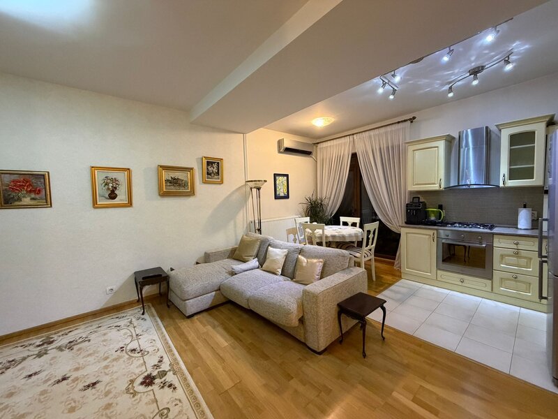 Arcul de Triumf, Herastrau, 2 camere, bloc 2006.